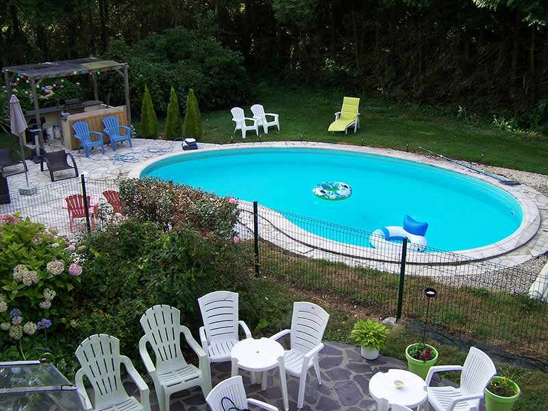 Un grand espace piscine est disponible dans la propriété avec transats et parasols